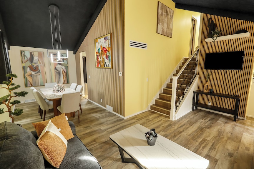 Modern 4br Omaha, Fenced Yard, Desks In Every Room, W/d, Pet-friendly - Omaha, NE