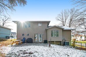 Exterior - 4 Bed; 2.5 Bath ; 940 Mbps ; Fenced Yard ; Grill (Omaha)