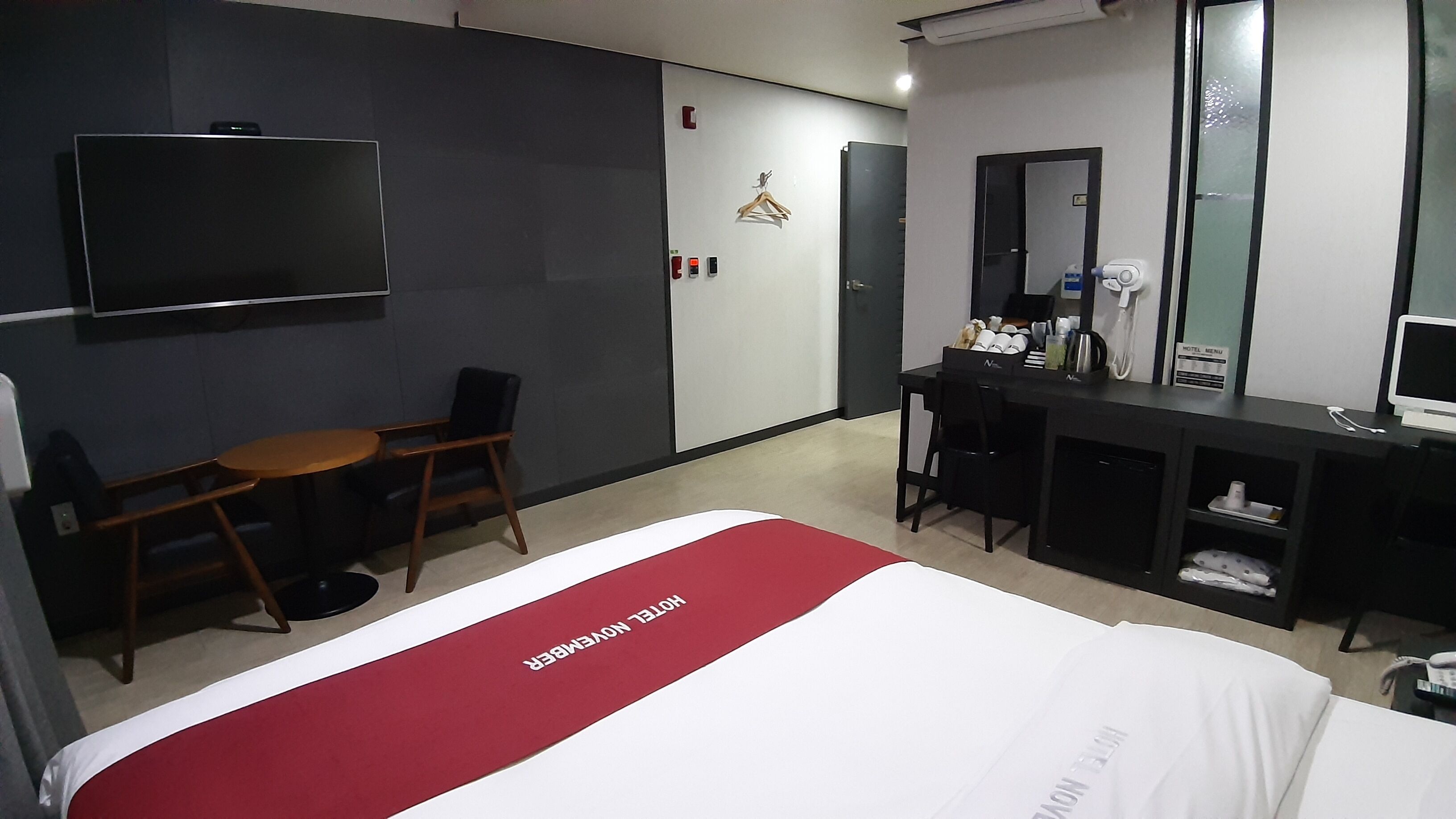 Business Single Room | Premium bedding, down comforters, desk, laptop workspace