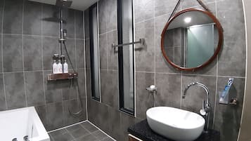 Business Single Room | Bathroom | Hair dryer, bidet, towels, soap