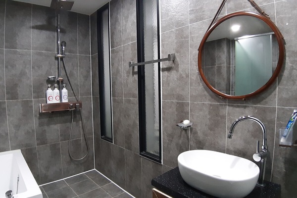 Business Single Room | Bathroom | Hair dryer, bidet, towels, soap
