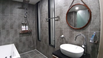 Quarto solteiro empresarial | Banheiro | Secador de cabelo, bidê, toalhas de banho, sabonete