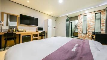 Business Single Room | Premium bedding, down comforters, individually decorated