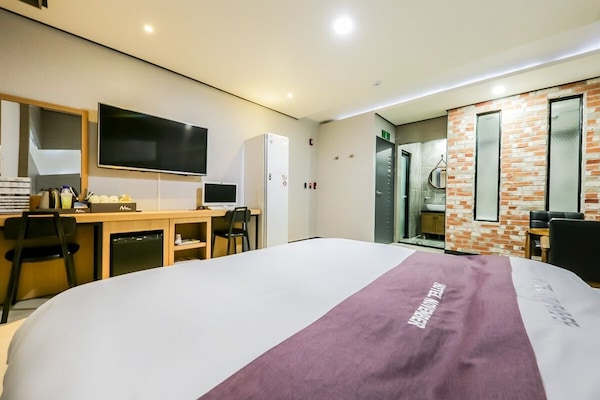 Business Single Room | Premium bedding, down comforters, desk, laptop workspace