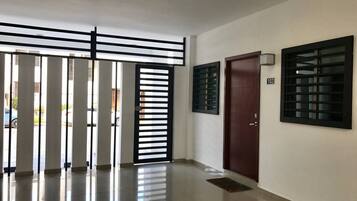 Appart'hôtel, 2 chambres | Entrée de l’hébergement