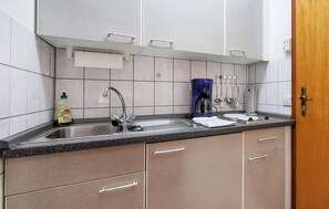 Refrigerador, parrilla de estufa y cafetera y tetera 