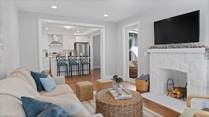 Smart TV, fireplace - Hibiscus House
2/2 walking distance to the beach and Lake Ave (Lake Worth Beach)