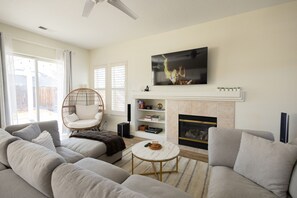 Smart TV, computer monitors - NEW Roomy Upscale, Mt. Rose Ski/Tahoe 25-Min, XL Sofa and 2 Work Desks  (Reno)