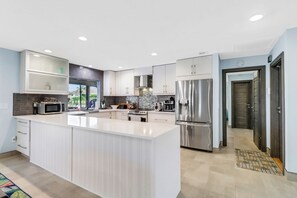 ثلاجة، ميكروويف، فرن، موقد طهي مسطح