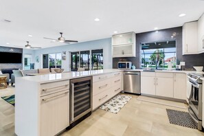 ثلاجة، ميكروويف، فرن، موقد طهي مسطح