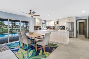 ثلاجة، ميكروويف، فرن، موقد طهي مسطح