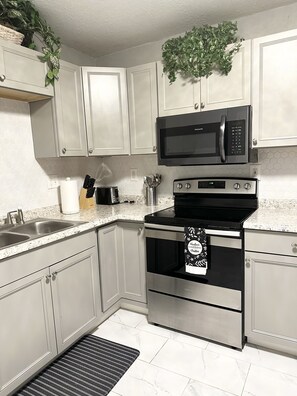 Private kitchen - Cozy 3 BR home 10 min away from beach and close to downtown (Clearwater)
