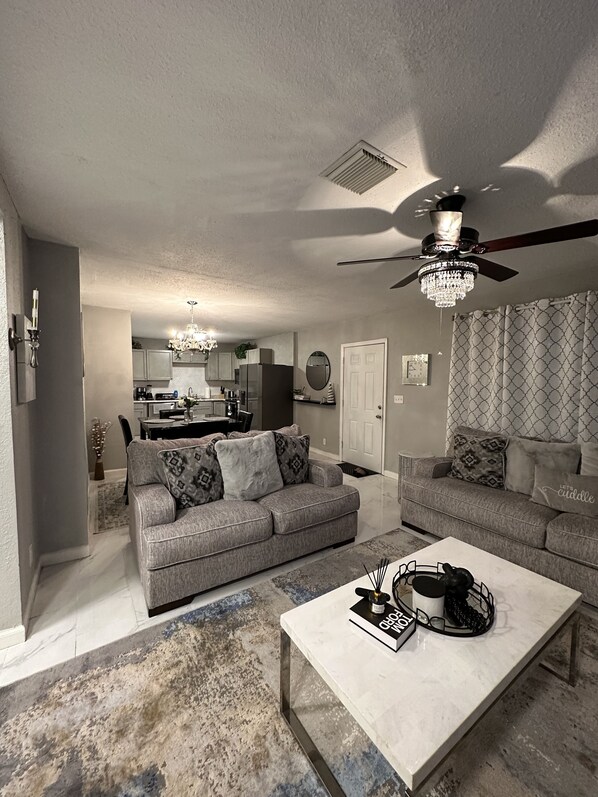 Living area - Cozy 3 BR home 10 min away from beach and close to downtown (Clearwater)