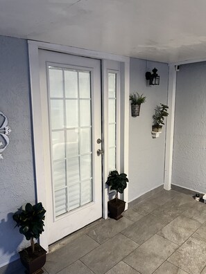 Interior - Cozy 3 BR home 10 min away from beach and close to downtown (Clearwater)