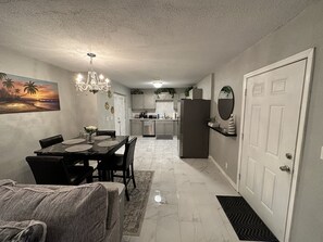 Dining - Cozy 3 BR home 10 min away from beach and close to downtown (Clearwater)