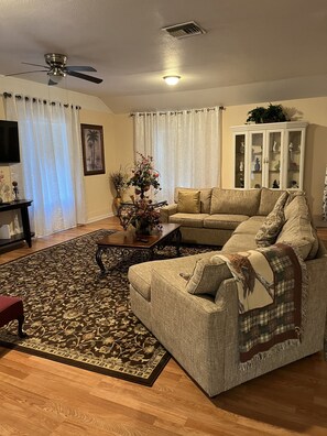 Living area - Cozy 3 bedroom home close to the beaches, Pinellas trial & downtown (Clearwater)