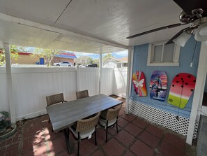 Outdoor dining - Cozy 3 bedroom home close to the beaches, Pinellas trial & downtown (Clearwater)