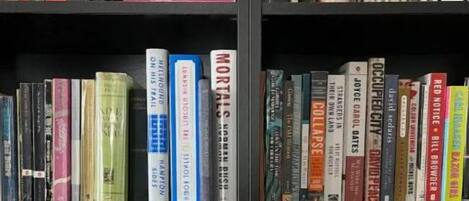 Een boekenplank vol met verschillende boeken.