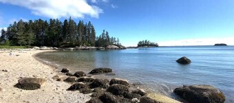 Cozy Deer Isle Farmhouse Retreat