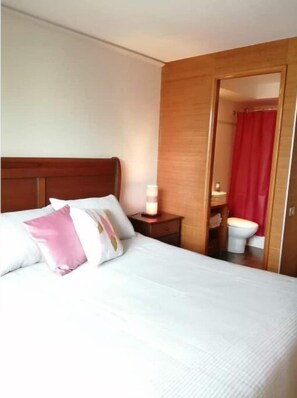 1 bedroom, iron/ironing board, travel cot, WiFi