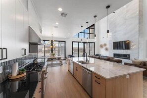 Fridge, microwave, oven, stovetop - Zion Escape at Sand Hollow (Hurricane)