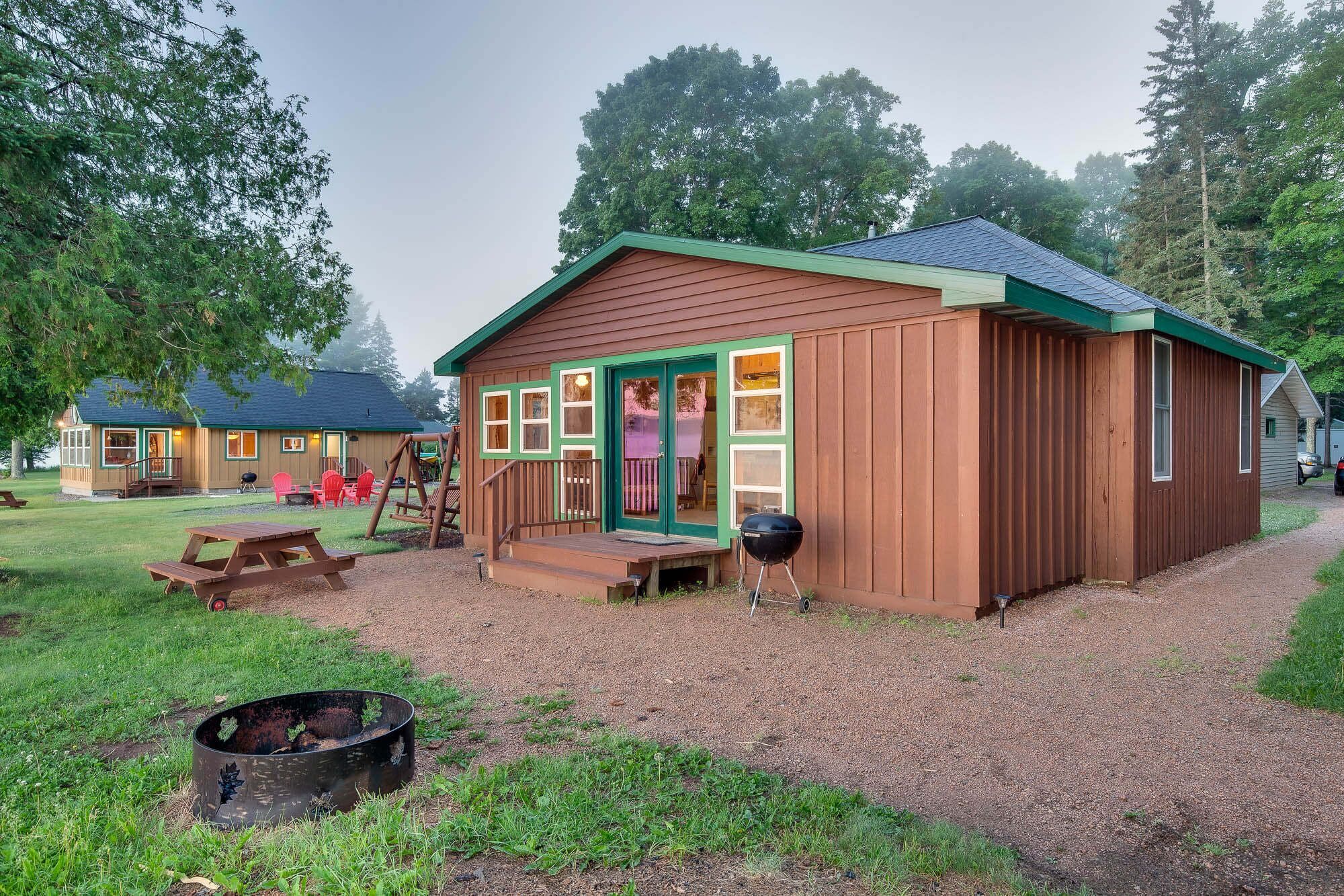 3 Bedroom with Queen beds plus a pull-out couch just feet from the water!!