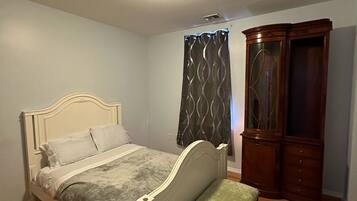 3 bedrooms, free WiFi, bed sheets, wheelchair access