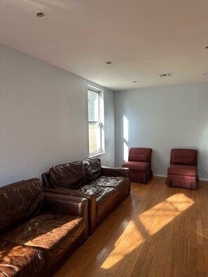 Smart TV - BEAUTIFUL 3BR, 2.5 BATH; 10 MINUTES TO TIMES SQUARE (Union City)