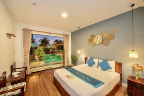 Quarto casal ou duplo luxo, para não fumantes, vista para a piscina | Escrivaninha, quartos à prova de som, Wi-Fi de cortesia