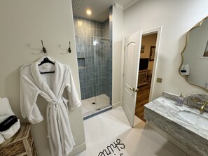 Luxe kamer, 1 slaapkamer | Badkamer | Gratis toiletartikelen, een haardroger, handdoeken, zeep