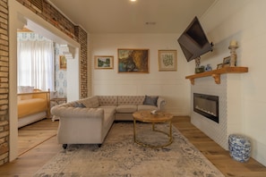 Grand Room | Premium bedding, memory foam beds, individually decorated - The Rockhound Boutique Hotel (Mount Ida)