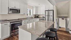 冰箱、微波炉、烤箱、炉灶