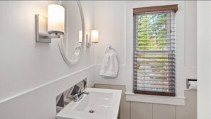 Shower, hair dryer - Stylish four bedroom close to Main street Stowe (Stowe)