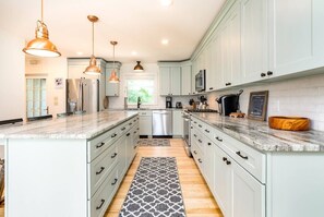 Fridge, microwave, dishwasher - Expansive Stowe home, amazing location and hot tub (Stowe)