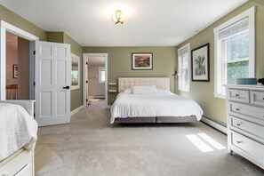 6 bedrooms, iron/ironing board, WiFi, bed sheets