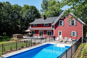 A heated pool - Expansive Stowe home, amazing location and hot tub (Stowe)