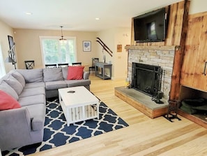 Una Smart TV, una chimenea