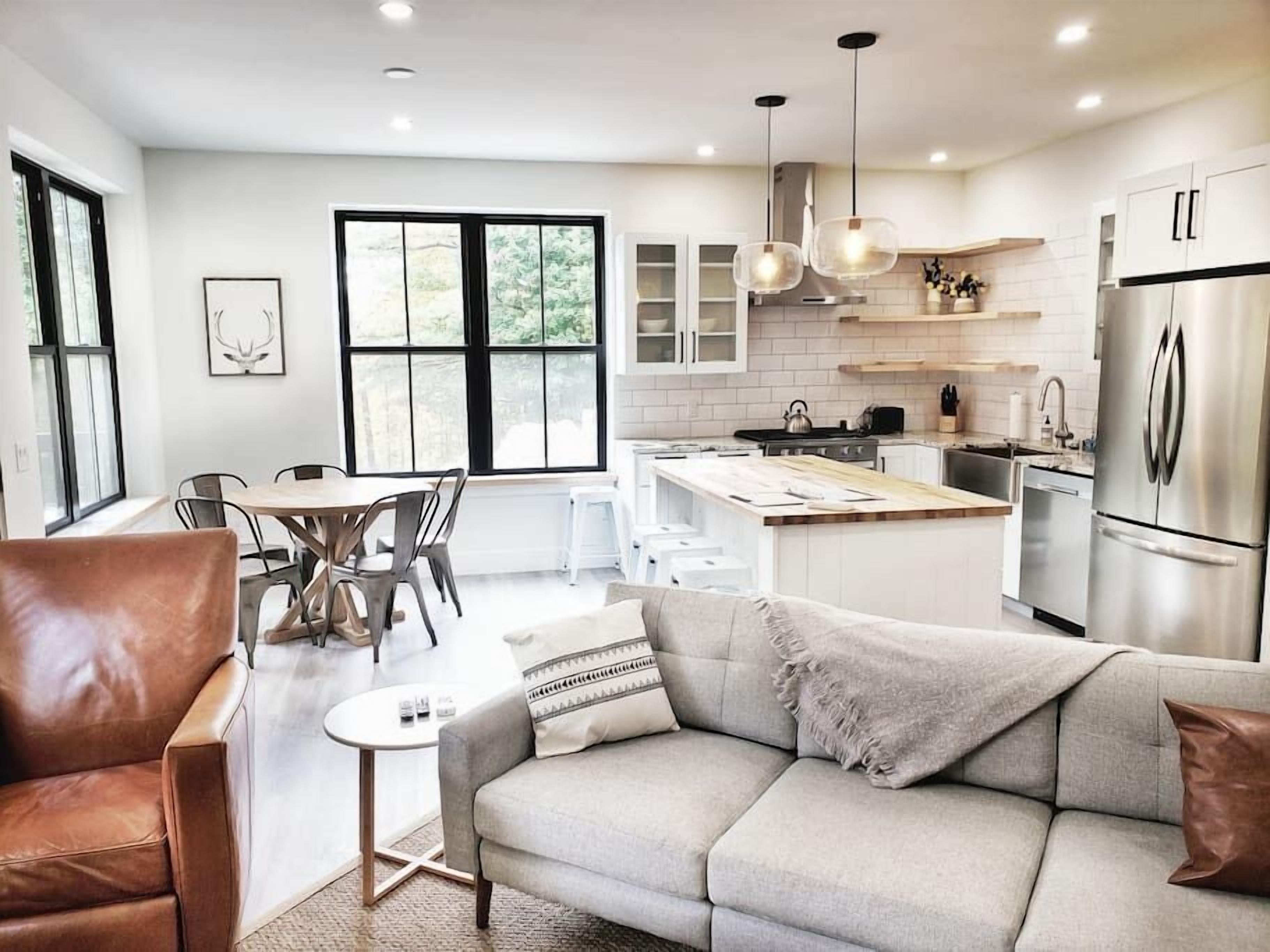 Stunning new build walkable to Main street Stowe (724)