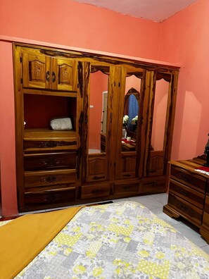2 habitaciones, tabla de planchar con plancha, wifi y ropa de cama 
