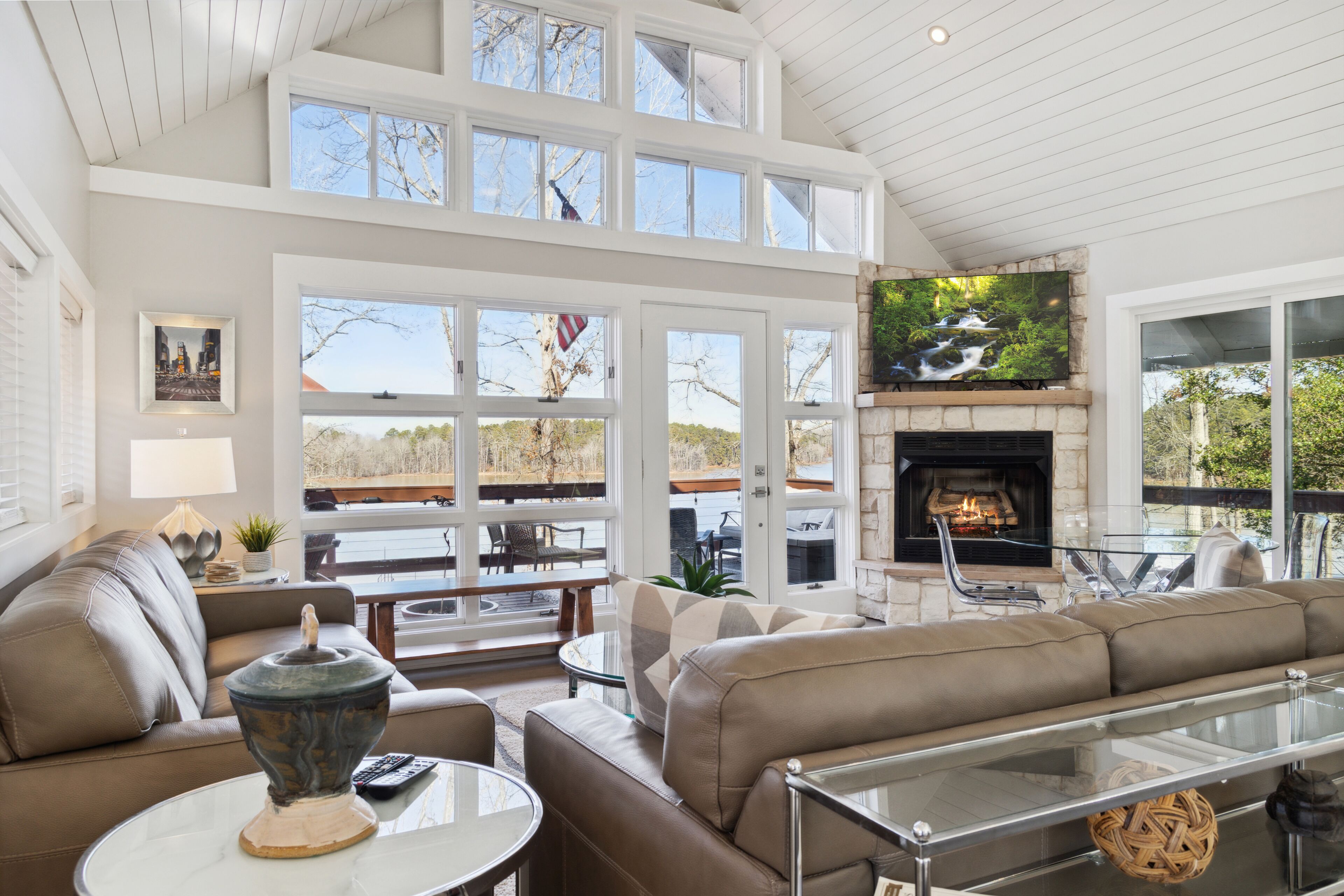 Hartwell Chalet on Lake Hartwell with hot tub, dock and kayak!