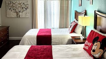 1 quarto, ferros/tábuas de passar roupa, berço de viagem
