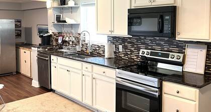 David's Place, Relaxing, calm 3 bedroom 2 full baths in a quiet neighborhood.