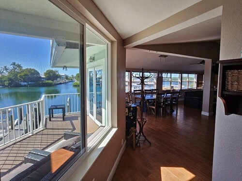 Tarpon Lagoon 5 Bedroom 4 Bath with heated pool on crystal clear deep Lagoon