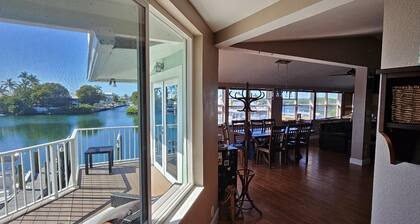 Tarpon Lagoon 4 Bedroom 4 Bath with heated pool on crystal clear deep Lagoon