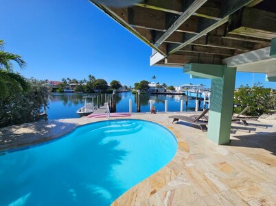 Tarpon Lagoon 5 Bedroom 4 Bath with heated pool on crystal clear deep Lagoon