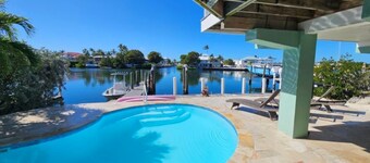 Tarpon Lagoon 5 Bedroom 4 Bath with heated pool on crystal clear deep Lagoon