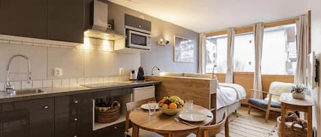 Réfrigérateur, four à micro-ondes, surface de cuisson, cafetière-théière
