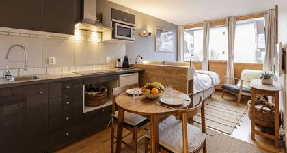 Le Cham 106 Modern Studio in Central Chamonix | Walk to Ski Lift & Town Center, Chamonix, France