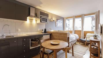 Fridge, microwave, stovetop, coffee/tea maker
