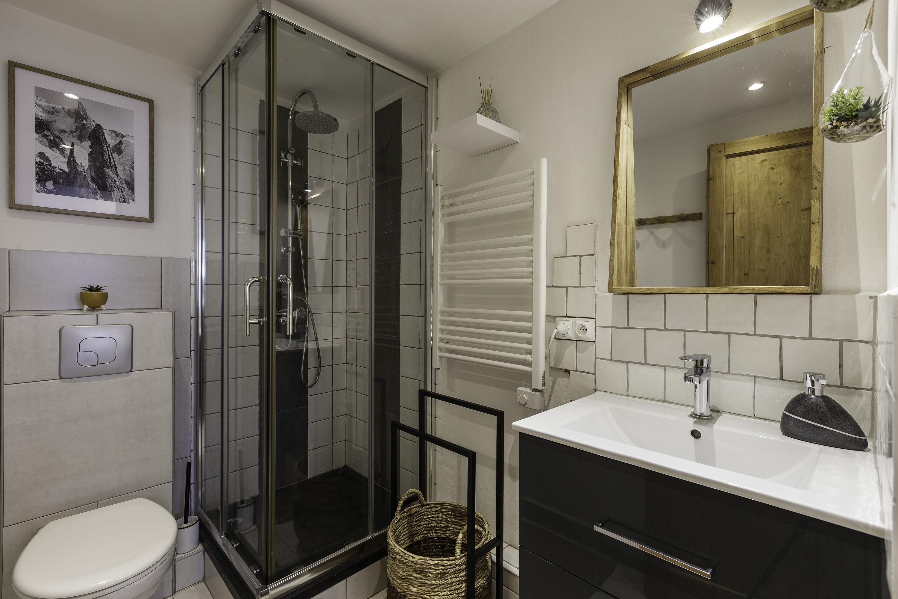 Douche, séchoir à cheveux, serviettes fournies